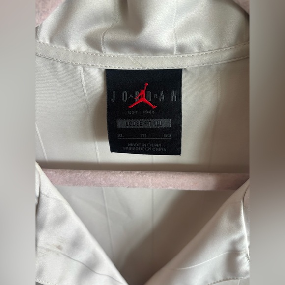 Air Jordan Women’s Short Sleeve Cream Heritage Button Down Top Size XL - Picture 8 of 9